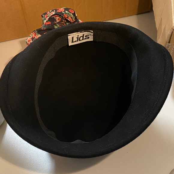 Lids Women’s Black Hat with Floral Scarf - Picture 4 of 4